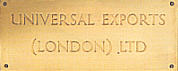 Plaque de bronze indiquant le siège de l' "Universal Exports" en lieu et place des bureaux du M.I.6
