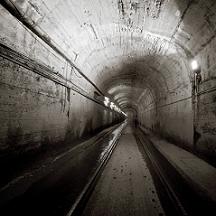 Le trio s'enfonce dans un long et sombre tunnel