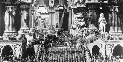 L'entrée du Temple déborde de monde, comme toujours