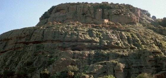 Les falaises entourent le groupe de héros